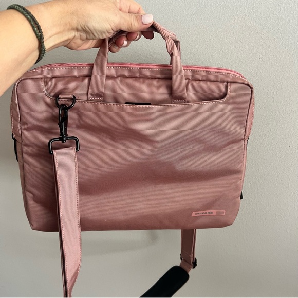Tucano soft pink laptop bag called “Workout Cable Out” good condition - Picture 2 of 16